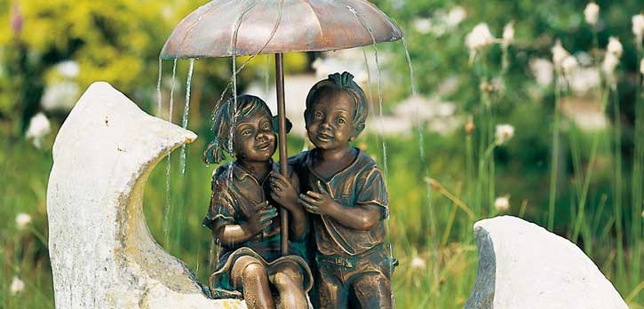 Bronzeskulptur "Regenschirmkapriolen"
